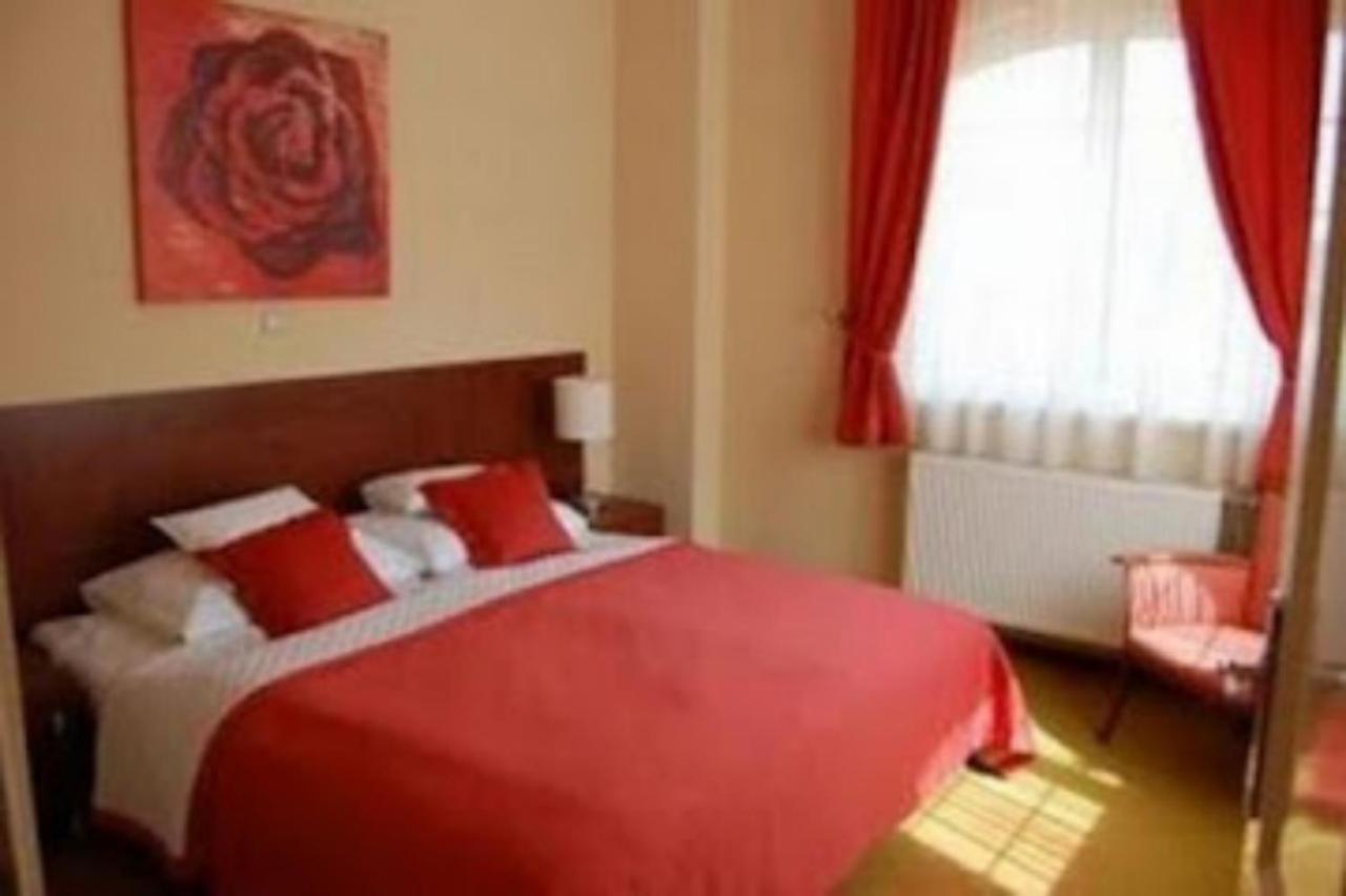 Staff Guest House Nyíregyháza Buitenkant foto