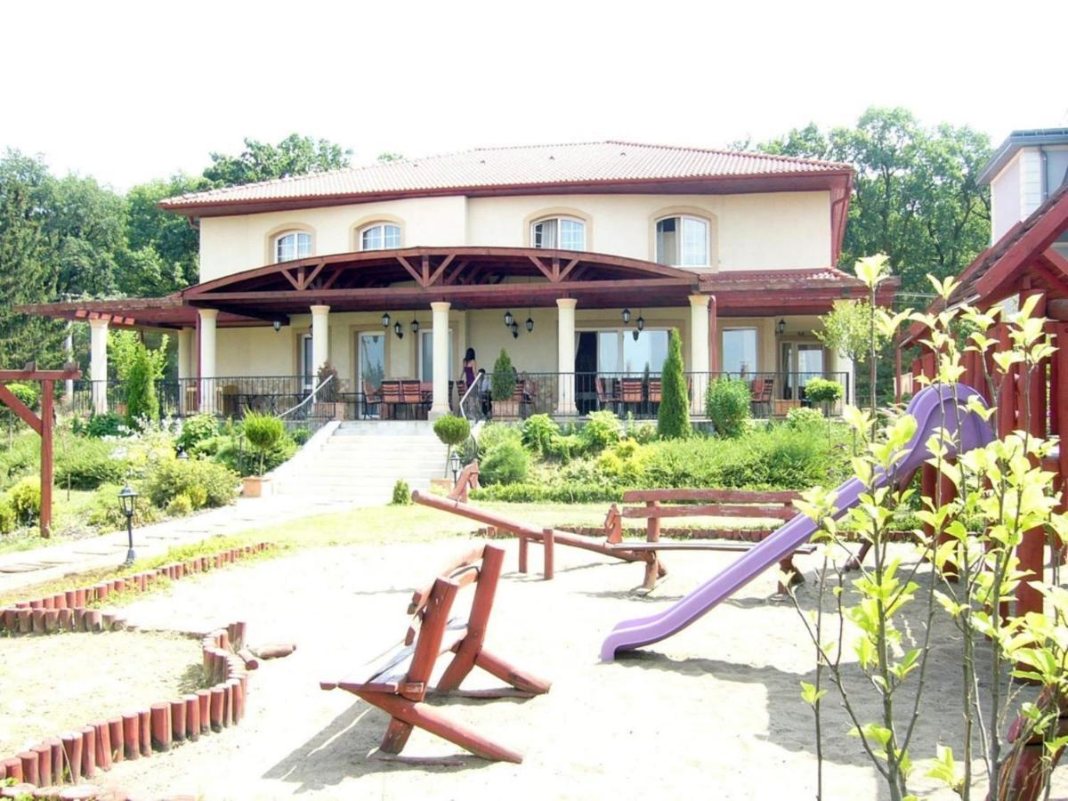 Staff Guest House Nyíregyháza Buitenkant foto