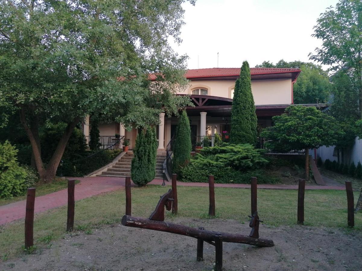 Staff Guest House Nyíregyháza Buitenkant foto